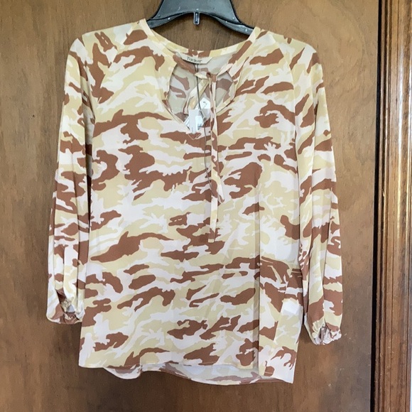 Tucker camo silk blouse ties at neckline size XS - Picture 9 of 14